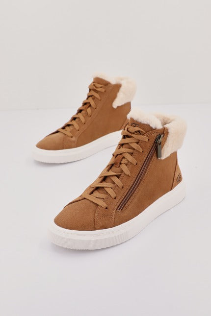 UGG ALAMEDA MID ZIP en color MARRON (1)