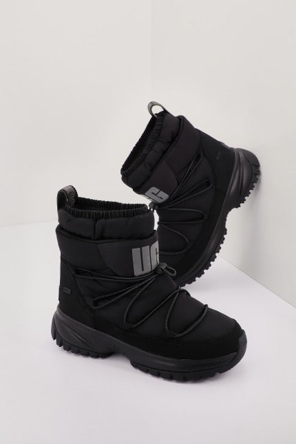 UGG W YOSE PUFFER MID en color NEGRO (1)