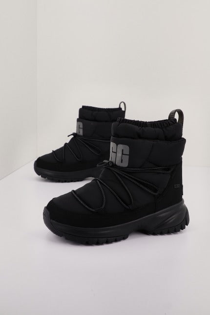 UGG W YOSE PUFFER MID en color NEGRO (2)