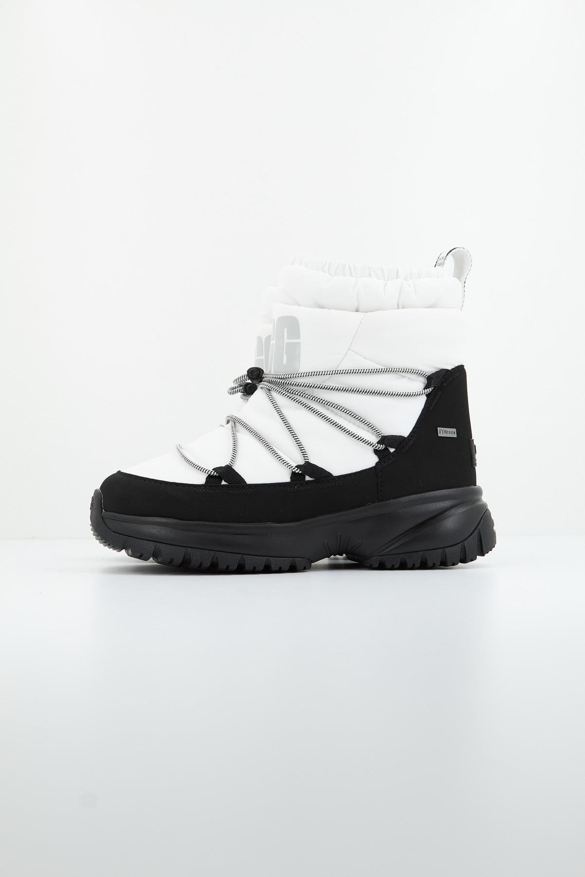 UGG W YOSE PUFFER MID en color BLANCO (1)