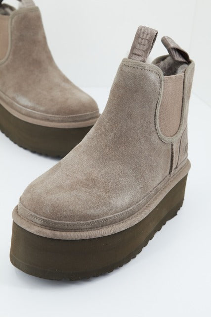 UGG W NEUMEL PLATFORM CHELSEA en color GRIS (3)