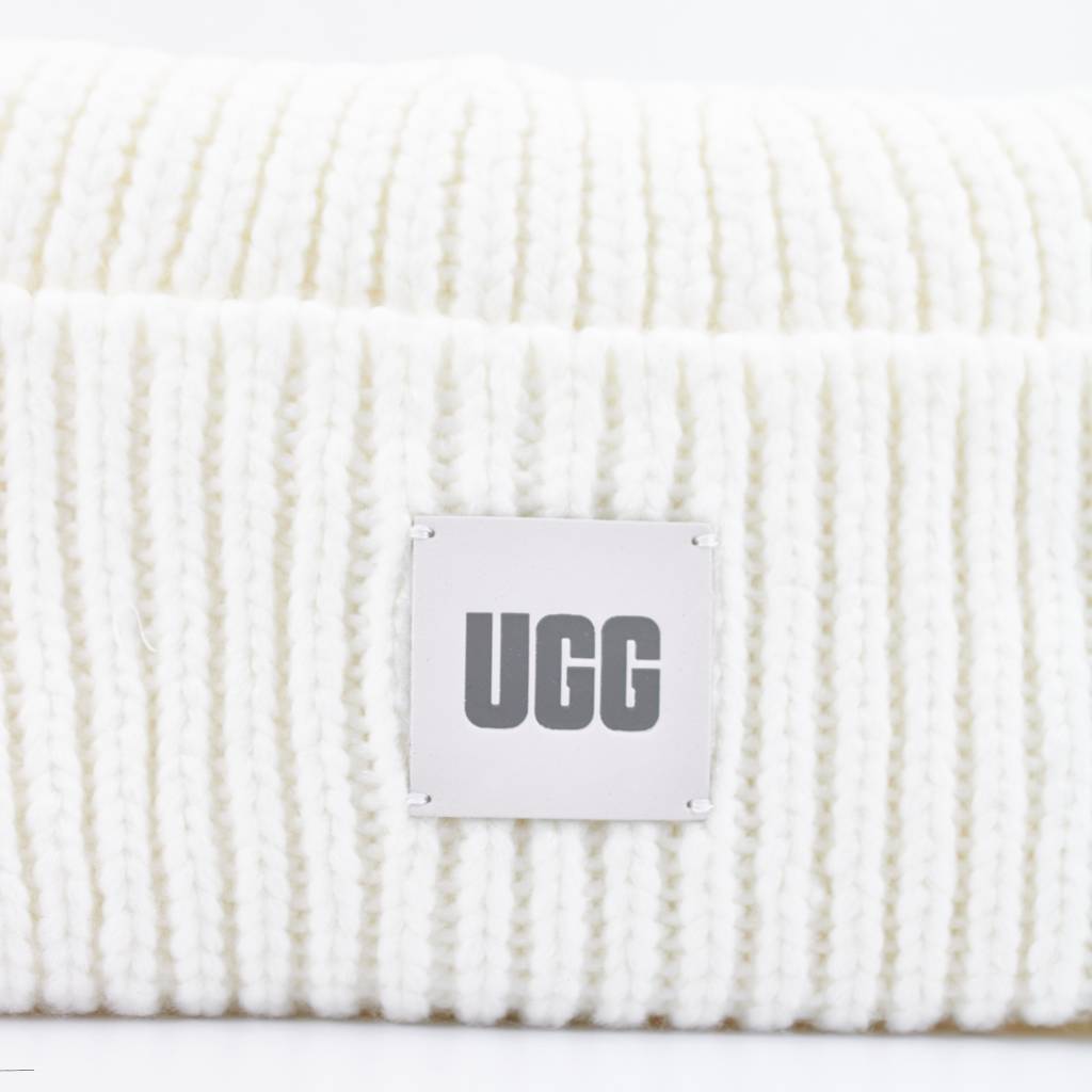 UGG W CHUNKY RIB BEANIE W LOGO en color BLANCO (6)