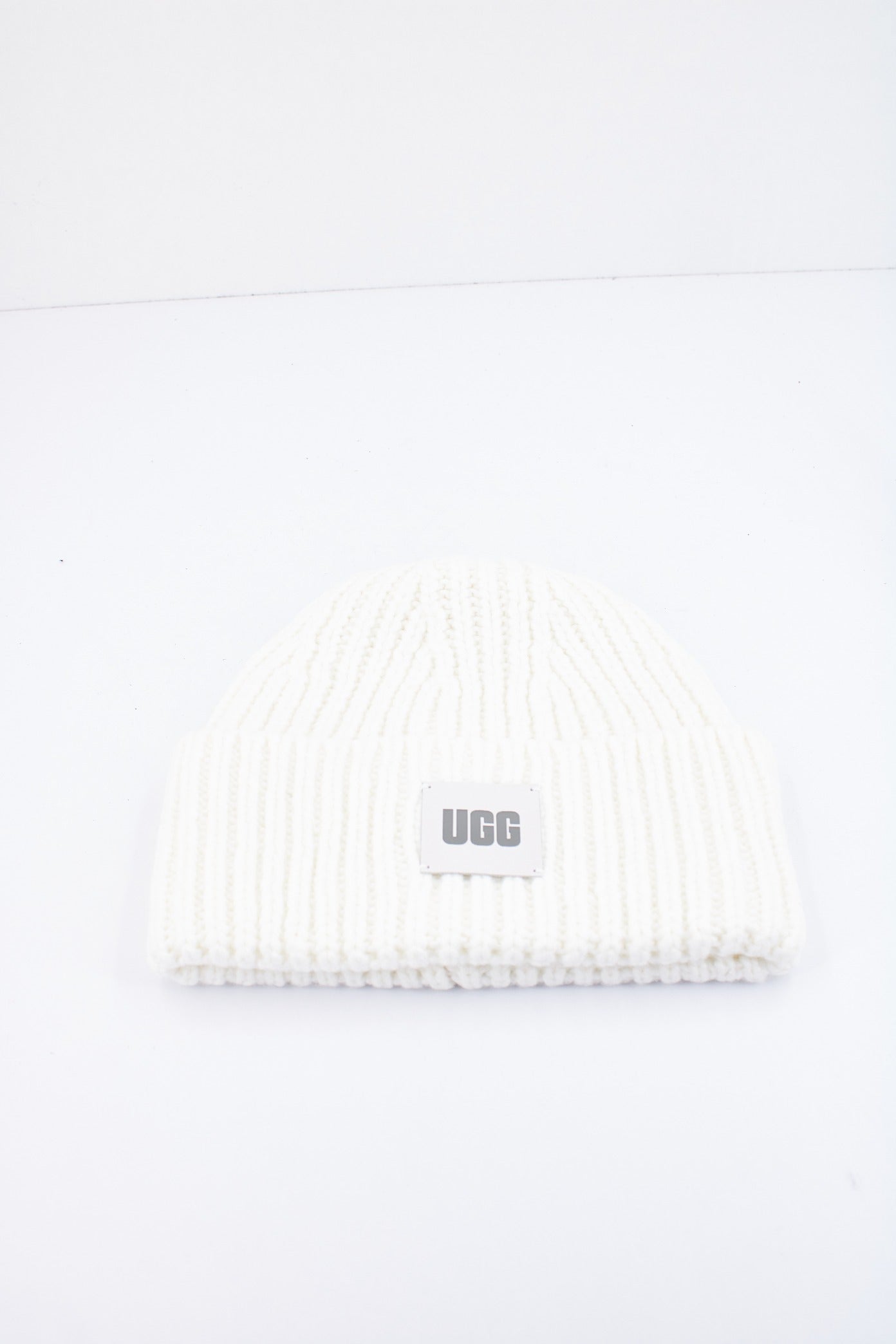 UGG W CHUNKY RIB BEANIE W LOGO en color BLANCO (1)