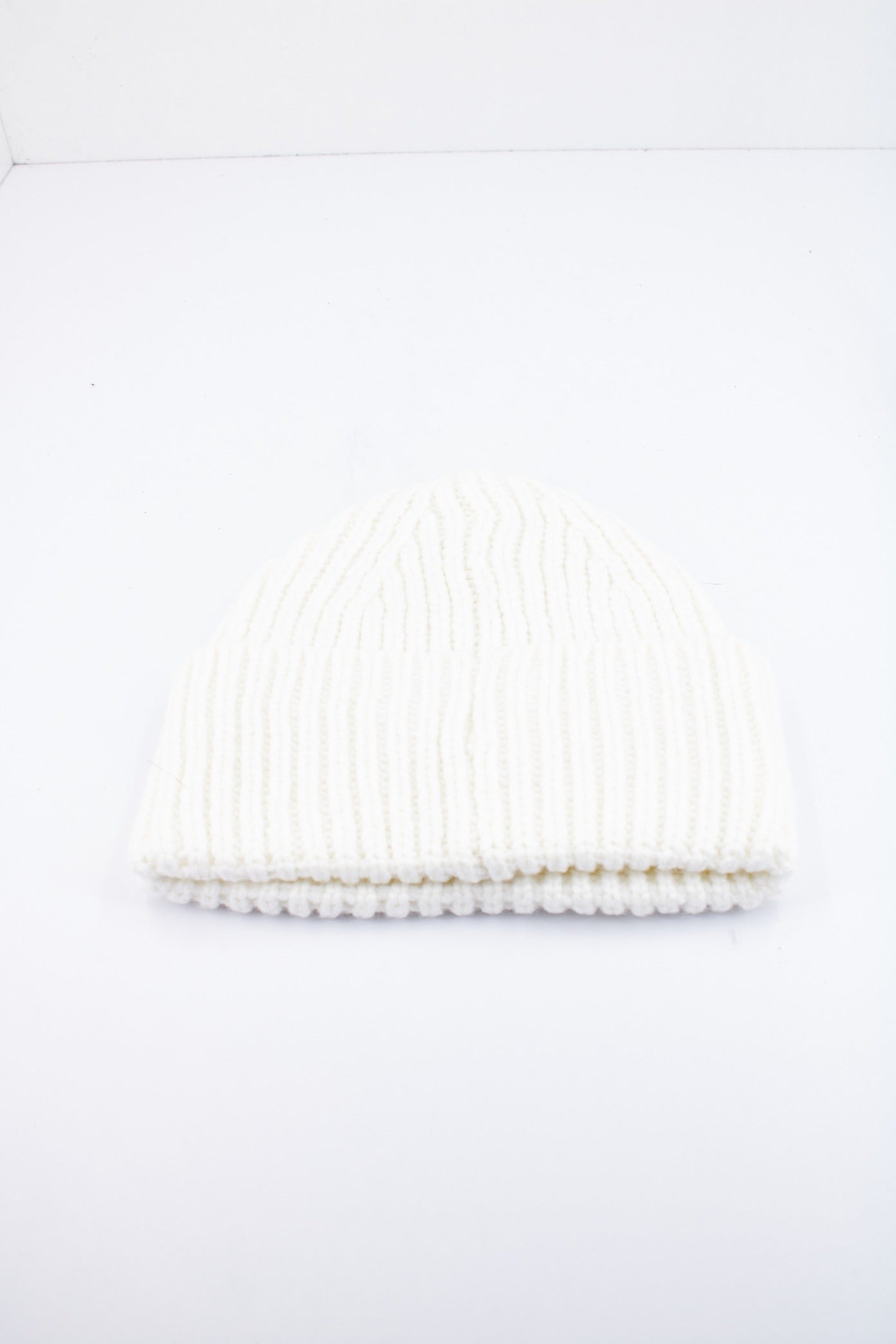 UGG W CHUNKY RIB BEANIE W LOGO en color BLANCO (2)