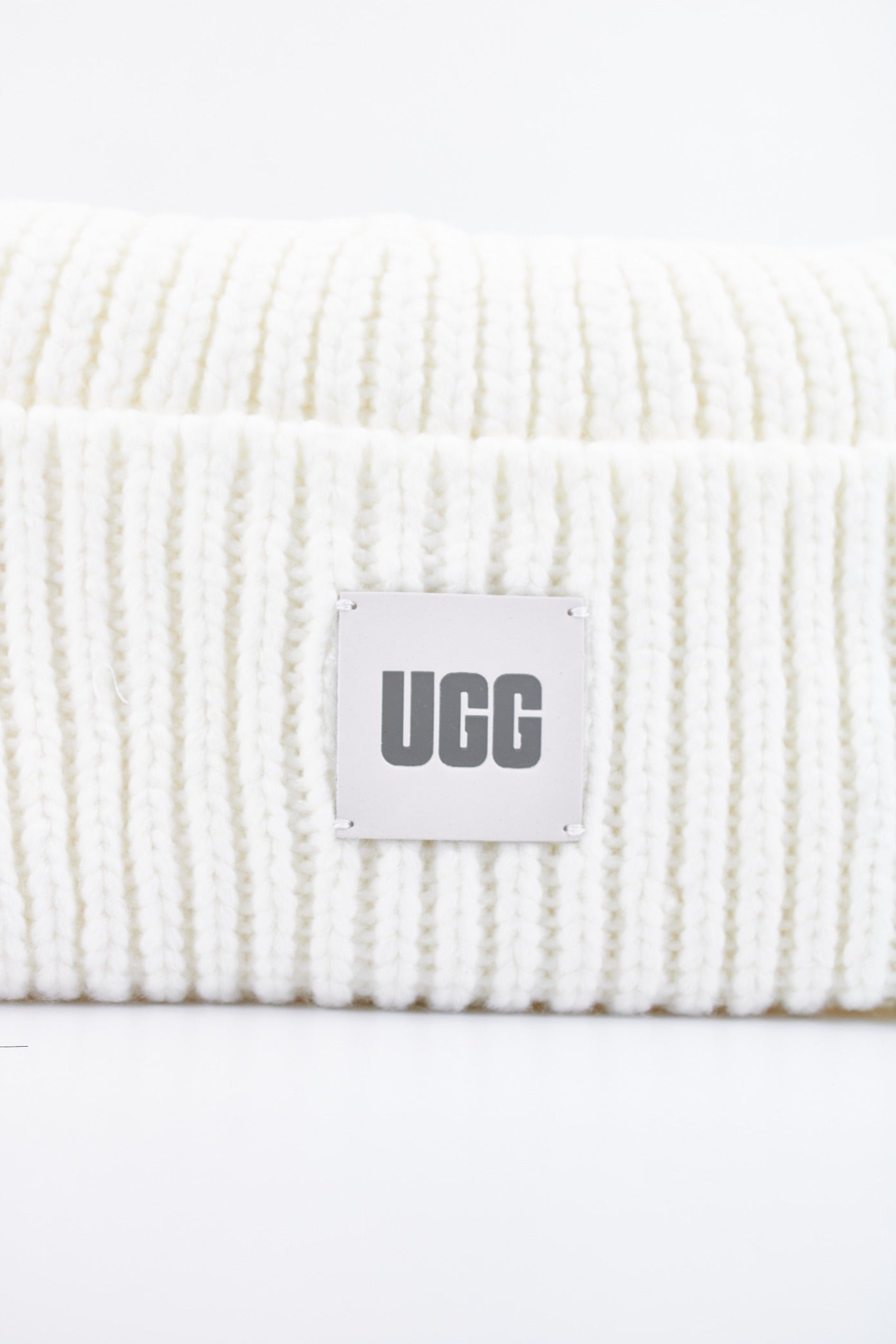UGG W CHUNKY RIB BEANIE W LOGO en color BLANCO (3)