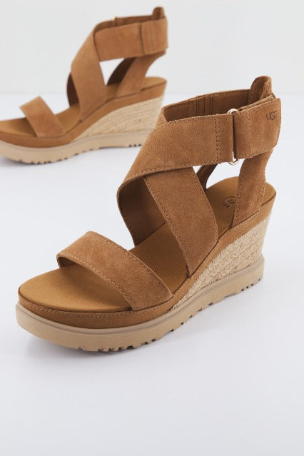 UGG W ILEANA ANKLE en color MARRON (1)