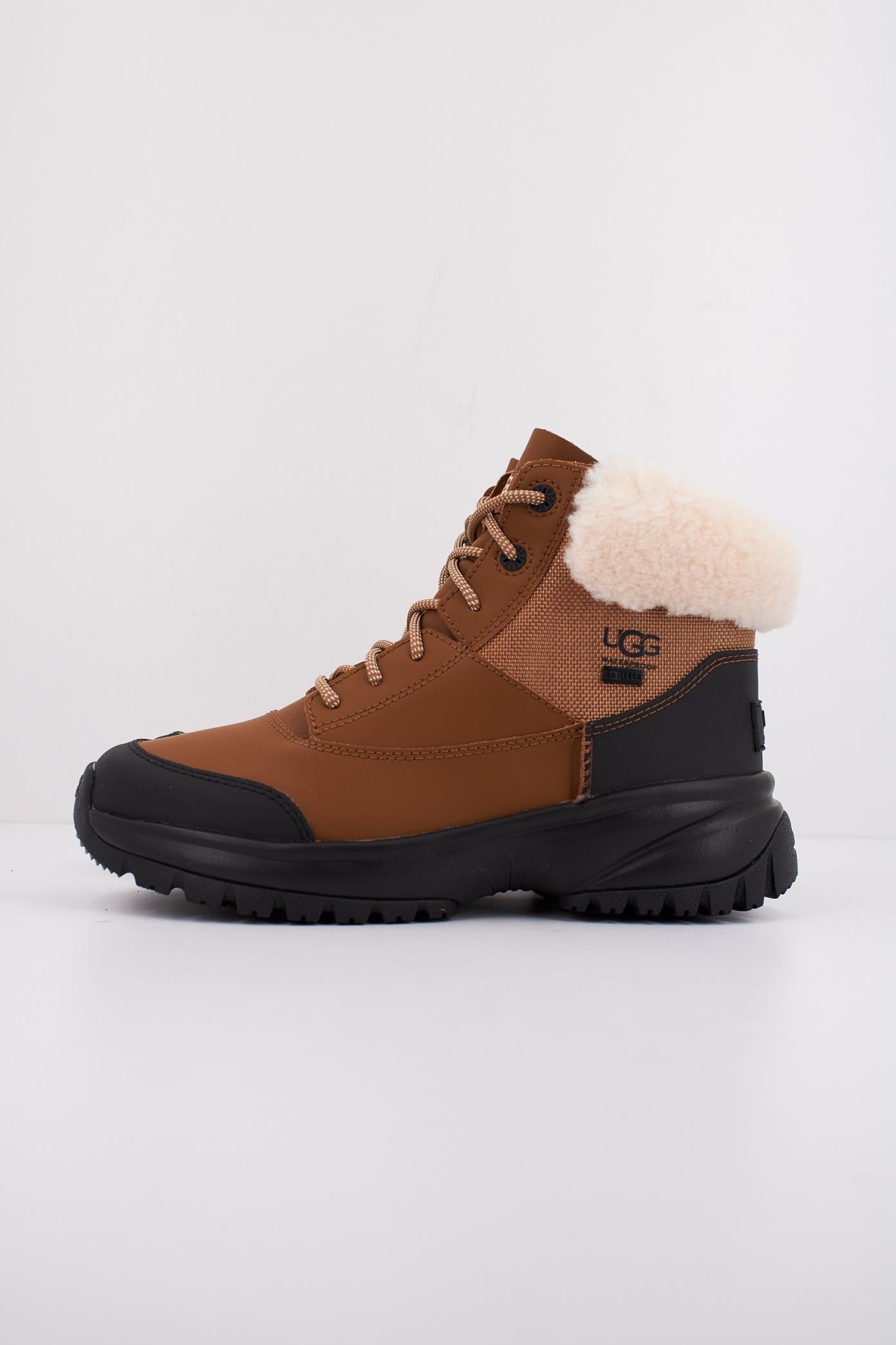 UGG W YOSE FLUFF V en color MARRON (1)
