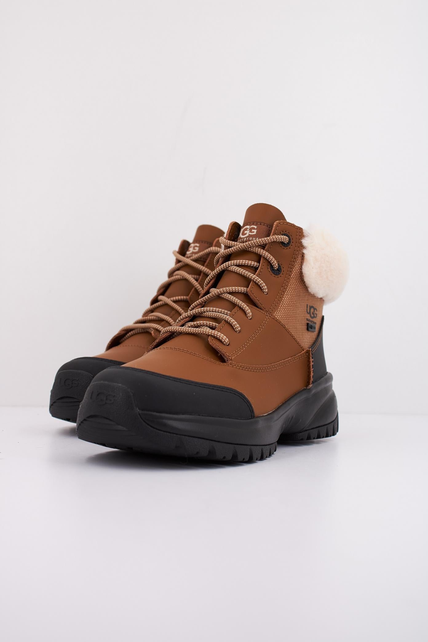 UGG W YOSE FLUFF V en color MARRON (2)