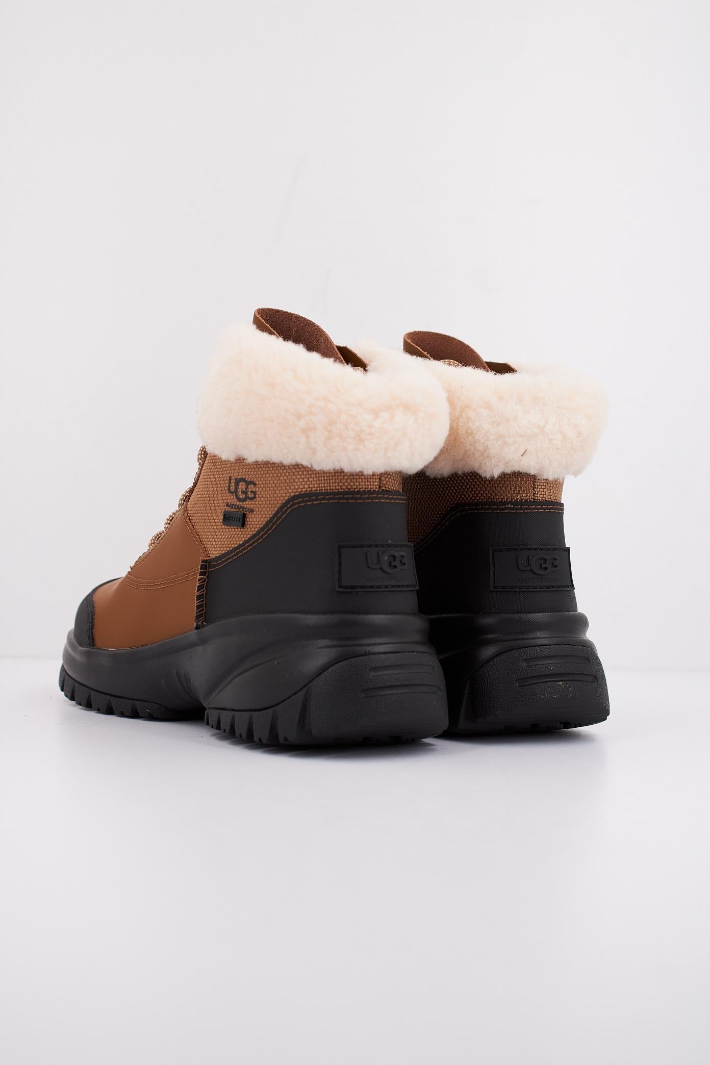 UGG W YOSE FLUFF V en color MARRON (4)