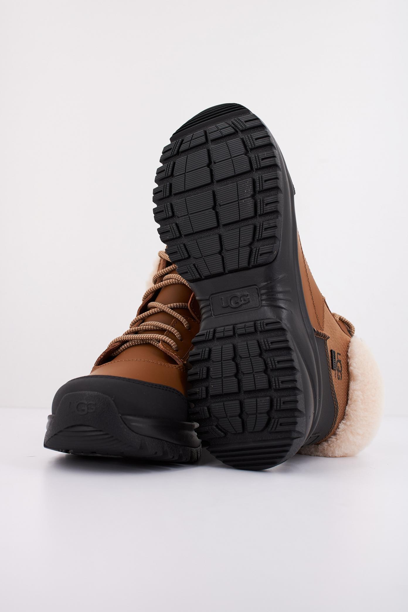 UGG W YOSE FLUFF V en color MARRON (5)