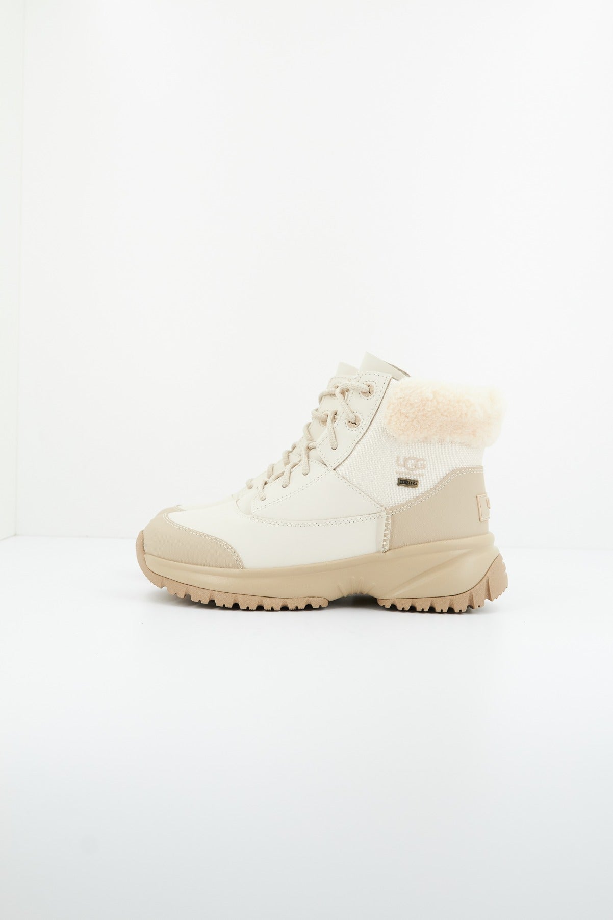 UGG W YOSE FLUFF V en color BEIS (1)