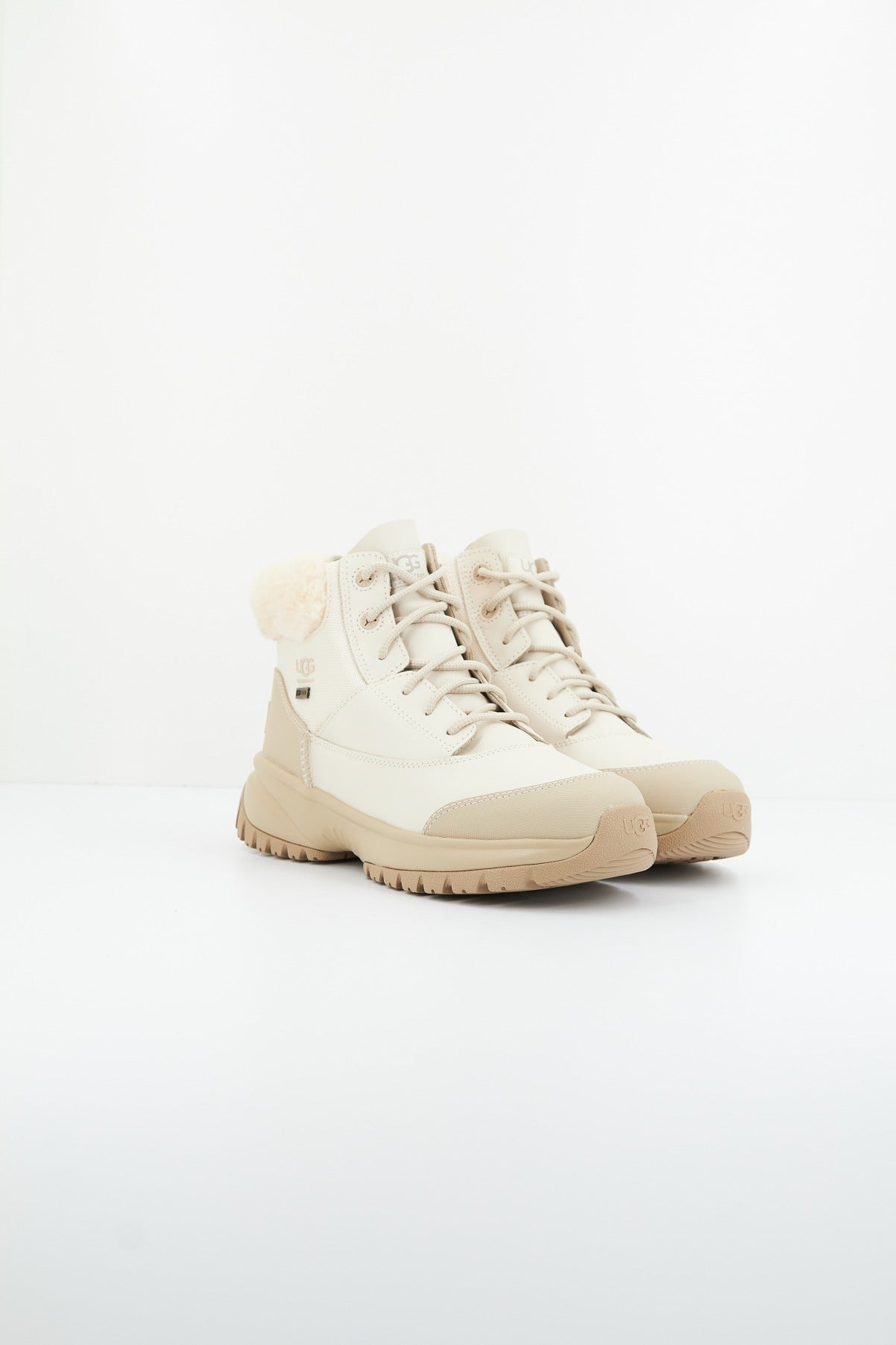 UGG W YOSE FLUFF V en color BEIS (2)