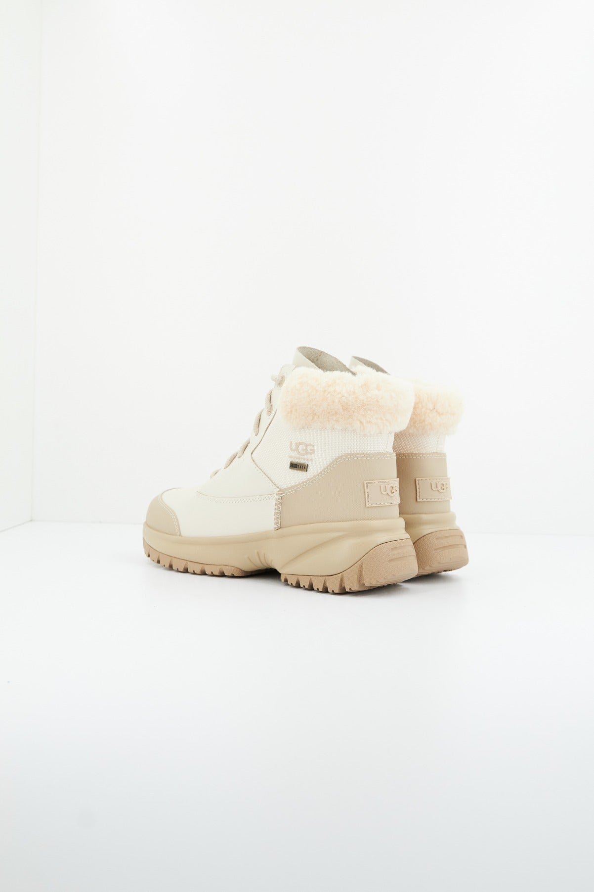 UGG W YOSE FLUFF V en color BEIS (3)