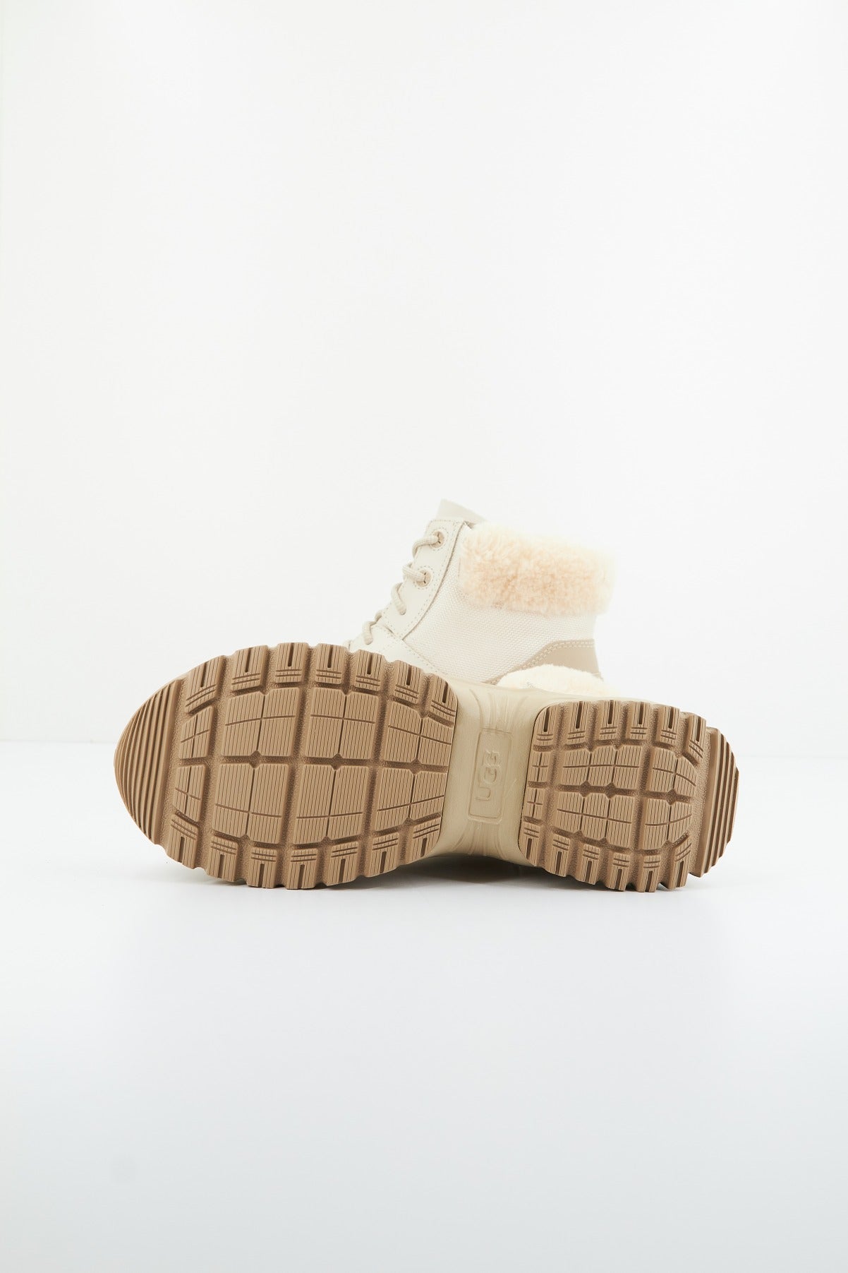 UGG W YOSE FLUFF V en color BEIS (4)
