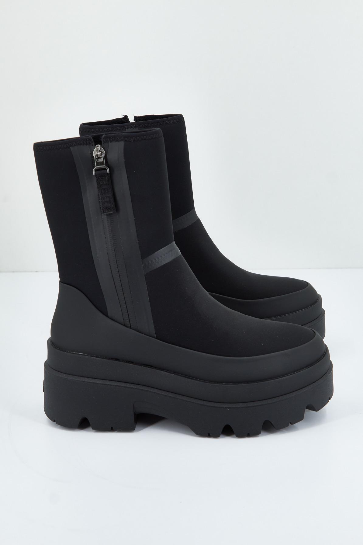 UGG W BRISBANE MID en color NEGRO (1)