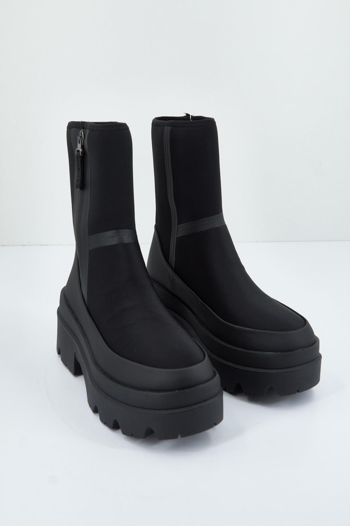UGG W BRISBANE MID en color NEGRO (2)