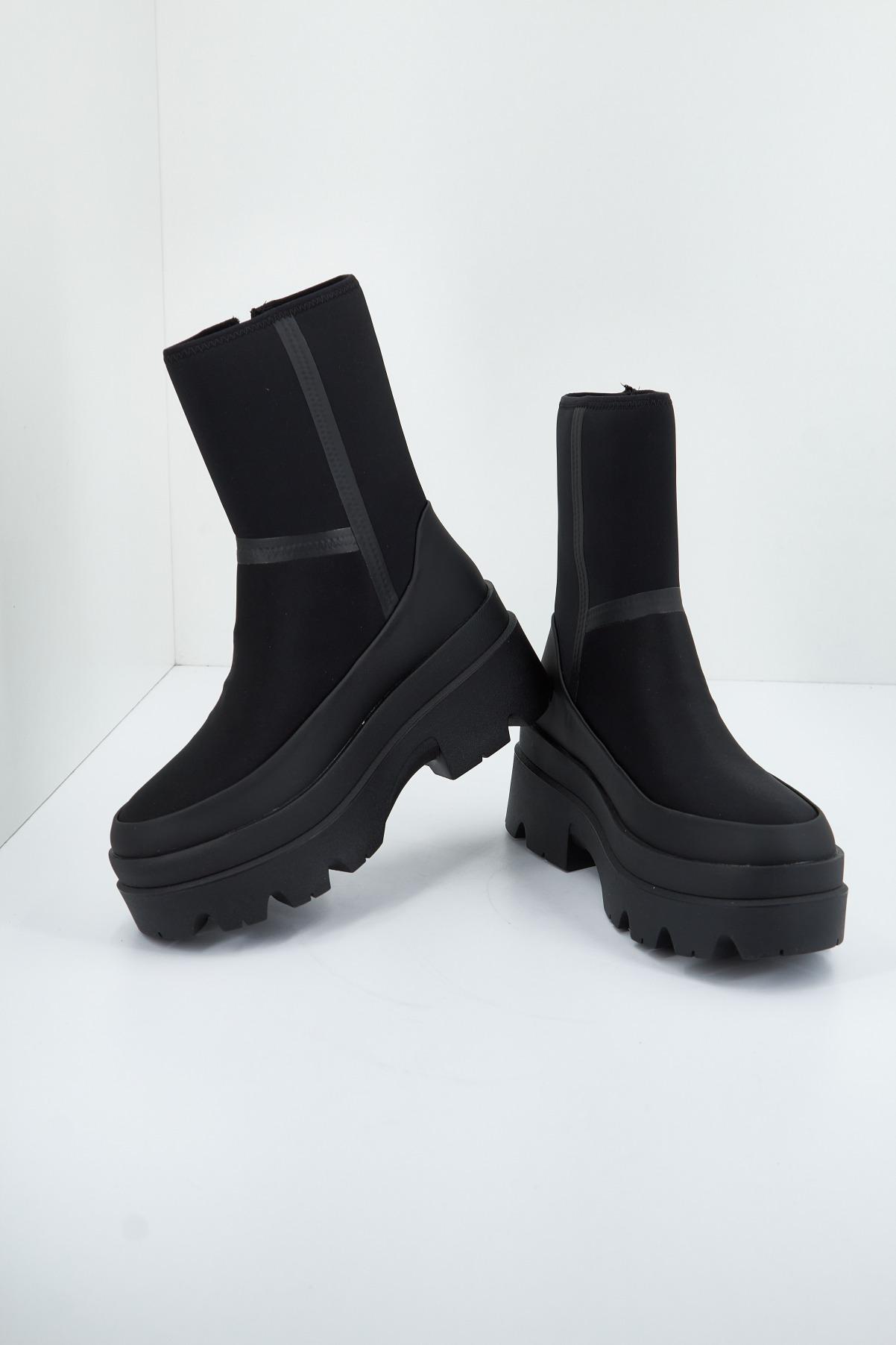 UGG W BRISBANE MID en color NEGRO (3)