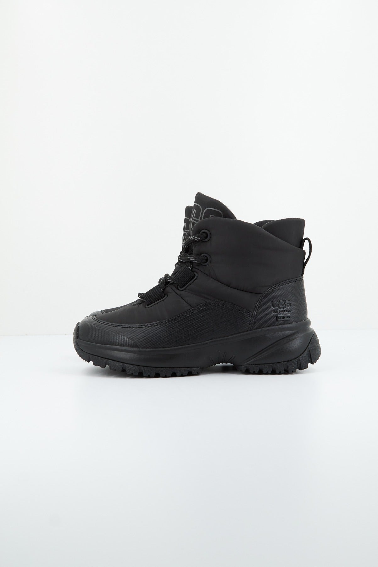 UGG W YOSE PUFFER LACE en color NEGRO (1)