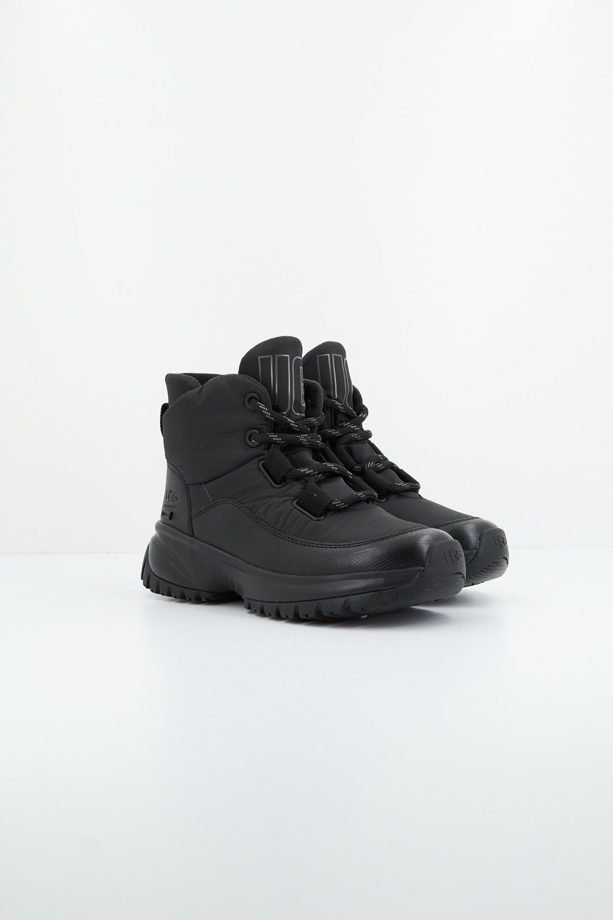 UGG W YOSE PUFFER LACE en color NEGRO (2)