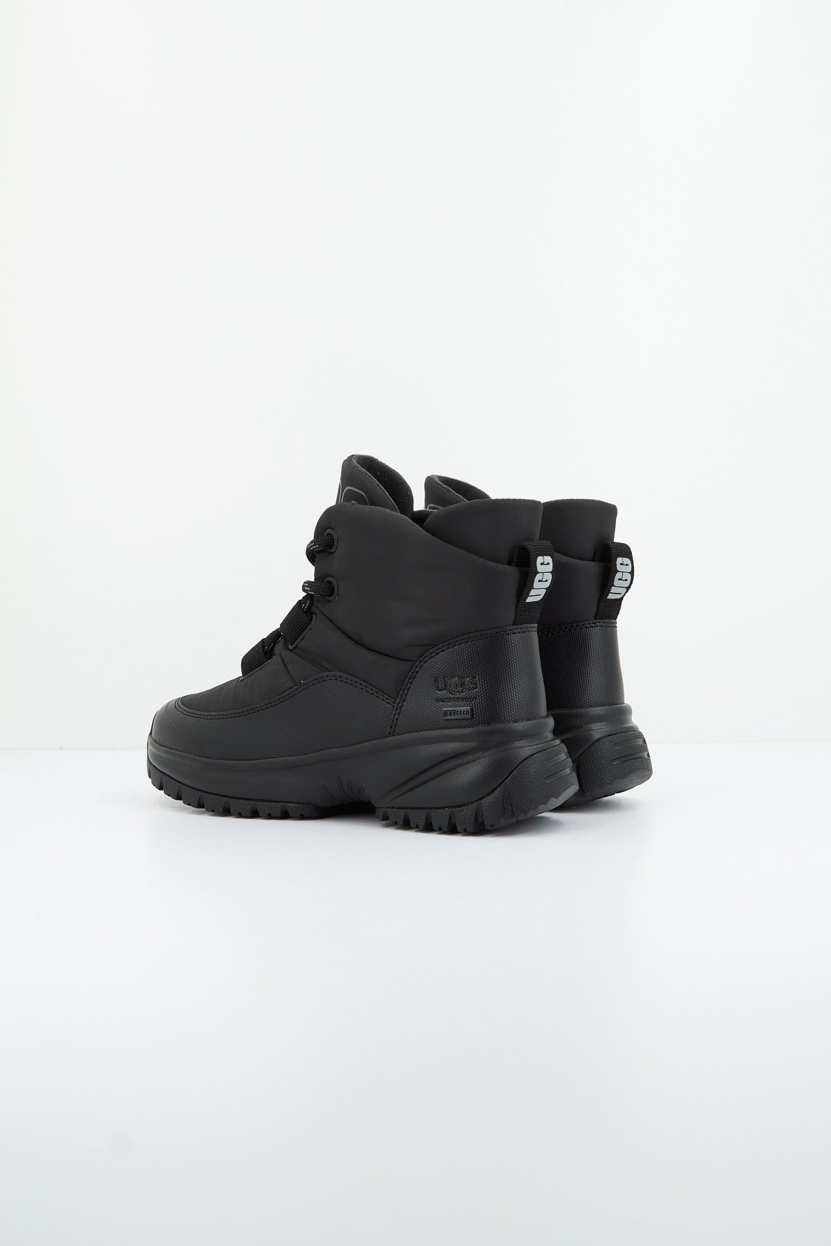 UGG W YOSE PUFFER LACE en color NEGRO (3)