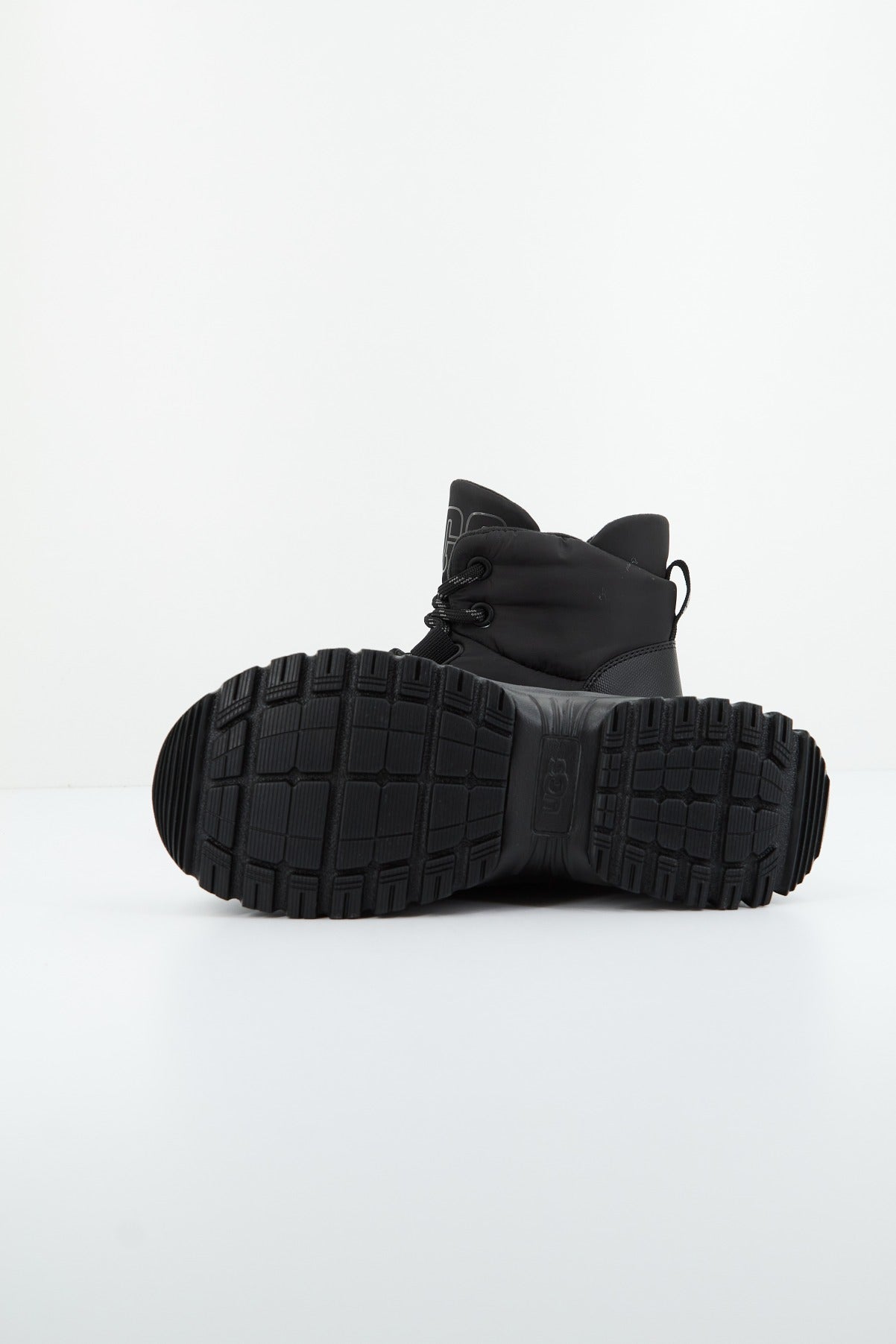 UGG W YOSE PUFFER LACE en color NEGRO (4)