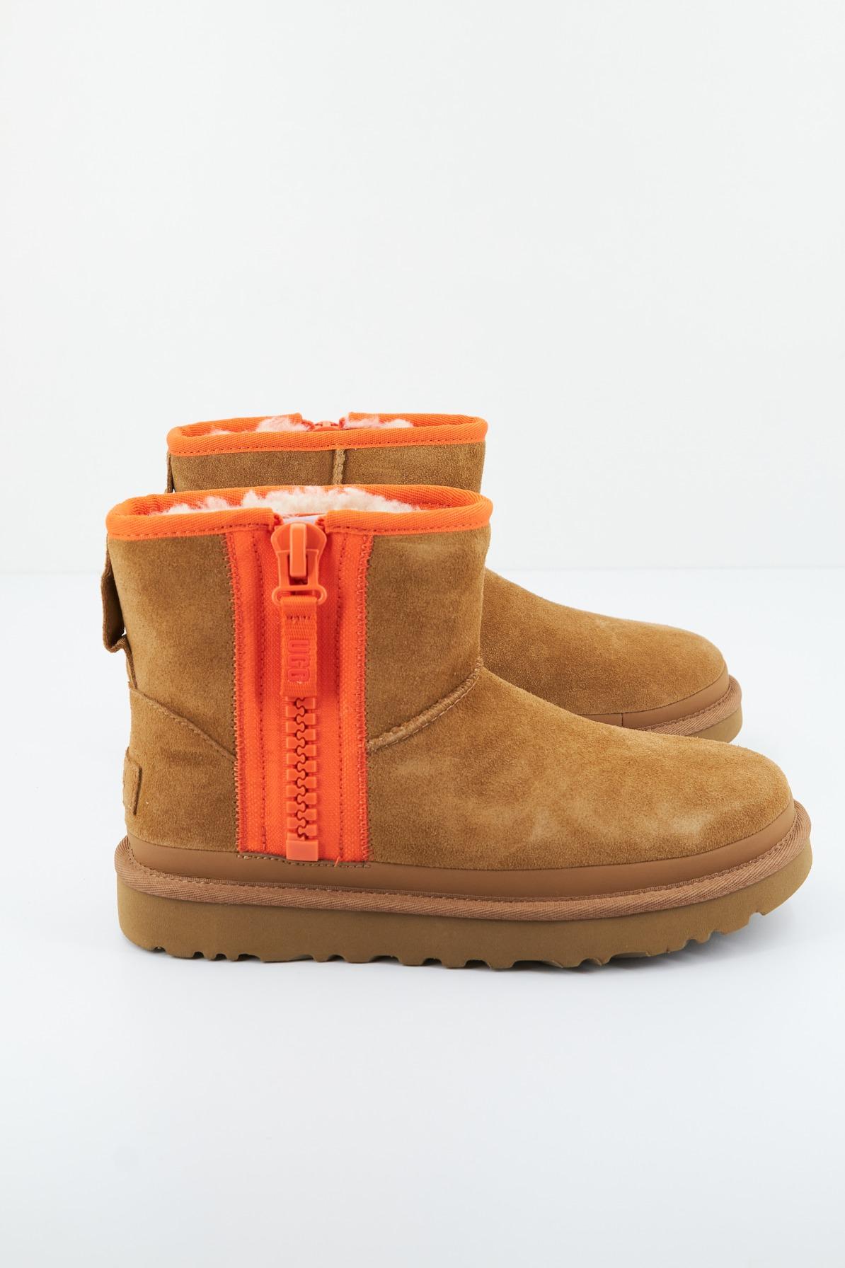 UGG W CLASSIC MINI ZIPPER TAPE en color MARRON CLARO (1)