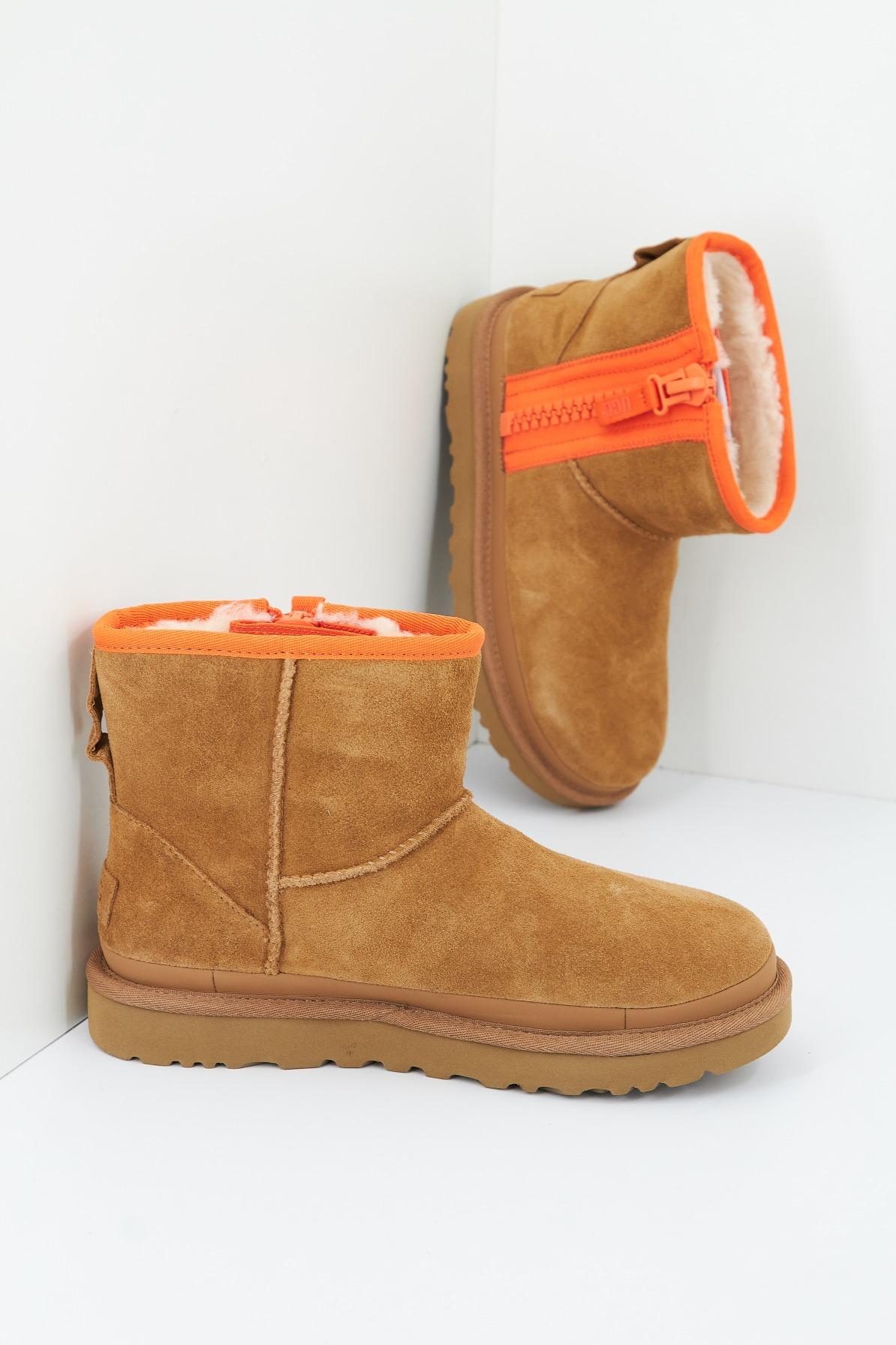 UGG W CLASSIC MINI ZIPPER TAPE en color MARRON CLARO (2)