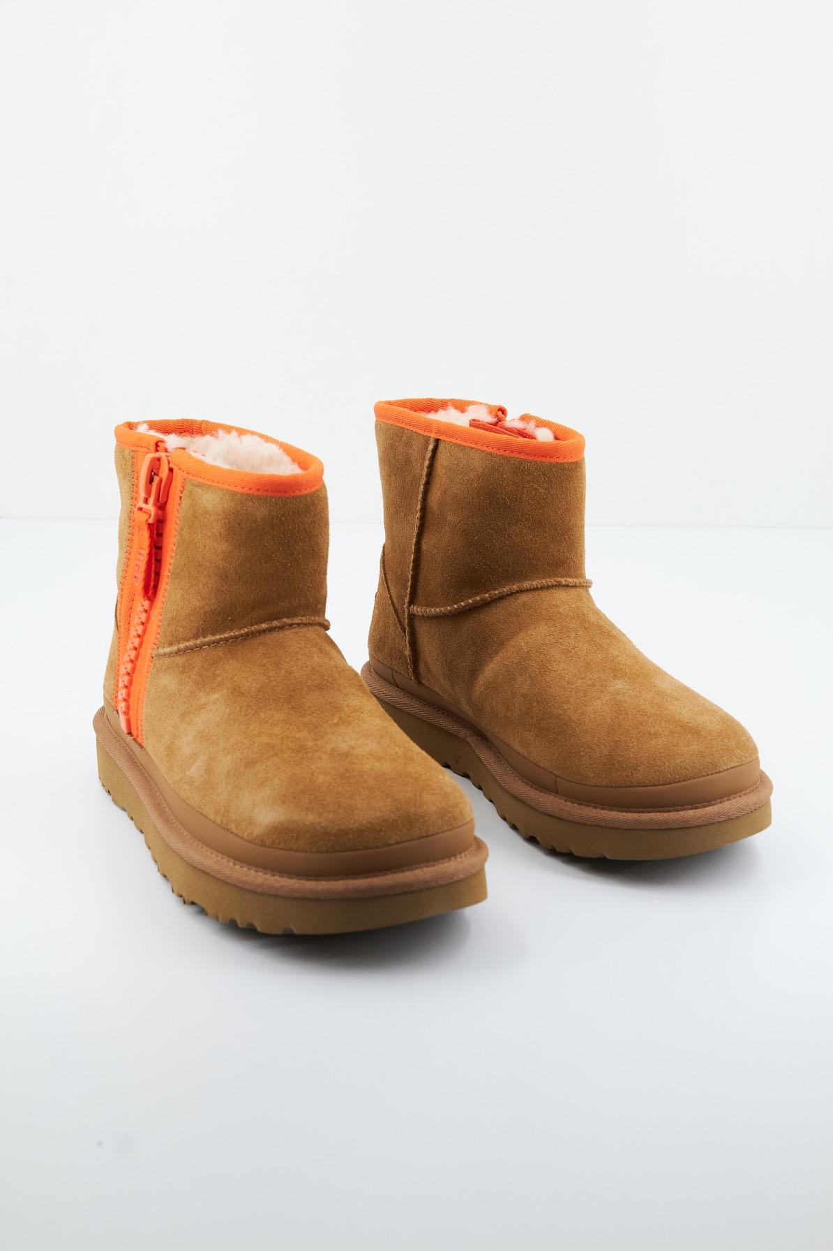 UGG W CLASSIC MINI ZIPPER TAPE en color MARRON CLARO (3)