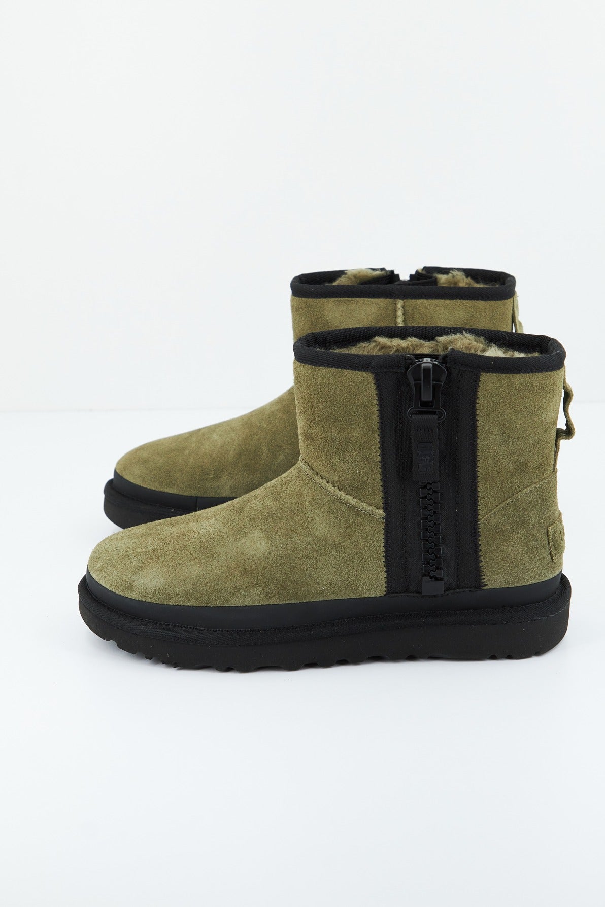UGG W CLASSIC MINI ZIPPER TAPE en color VERDE (1)