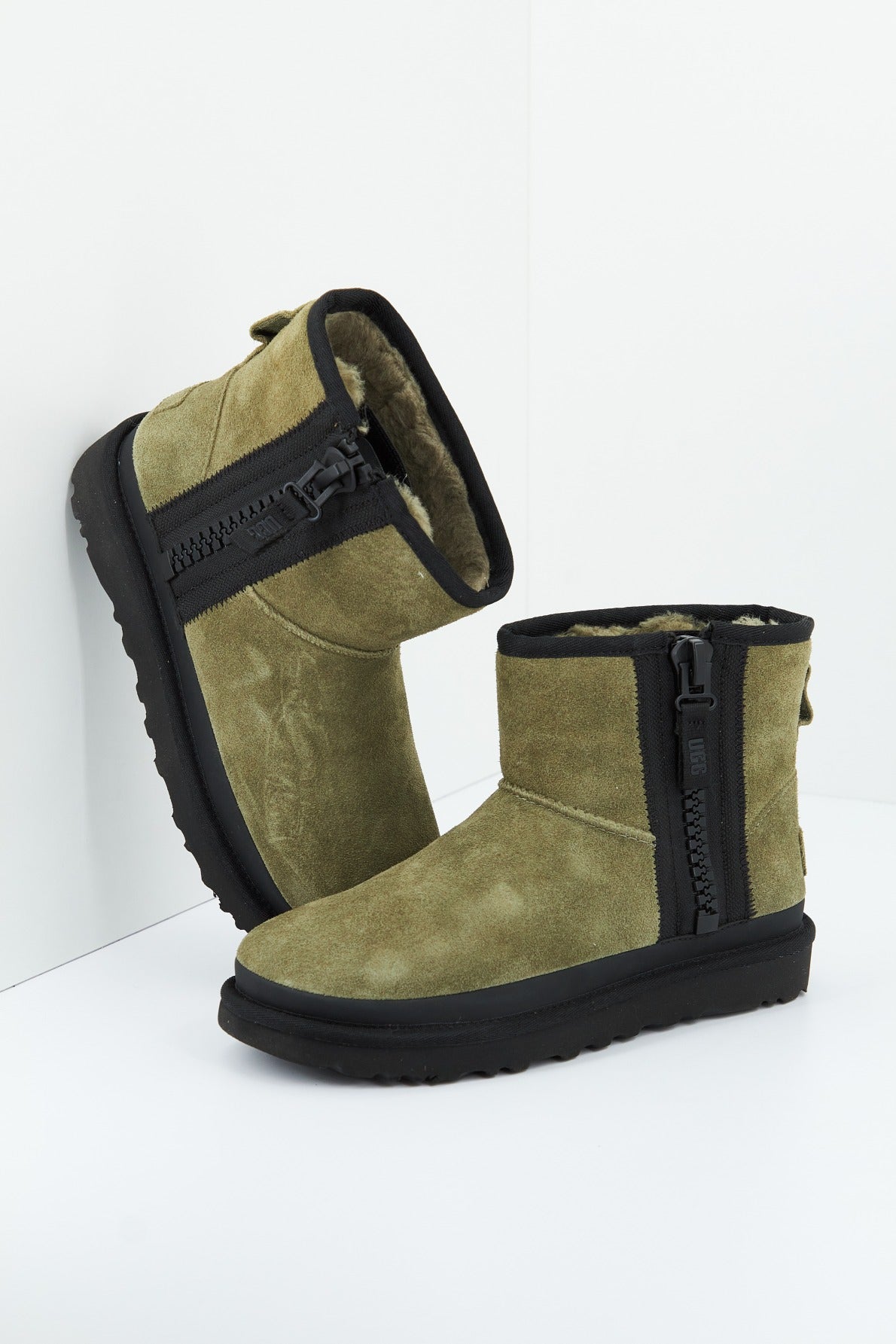 UGG W CLASSIC MINI ZIPPER TAPE en color VERDE (2)