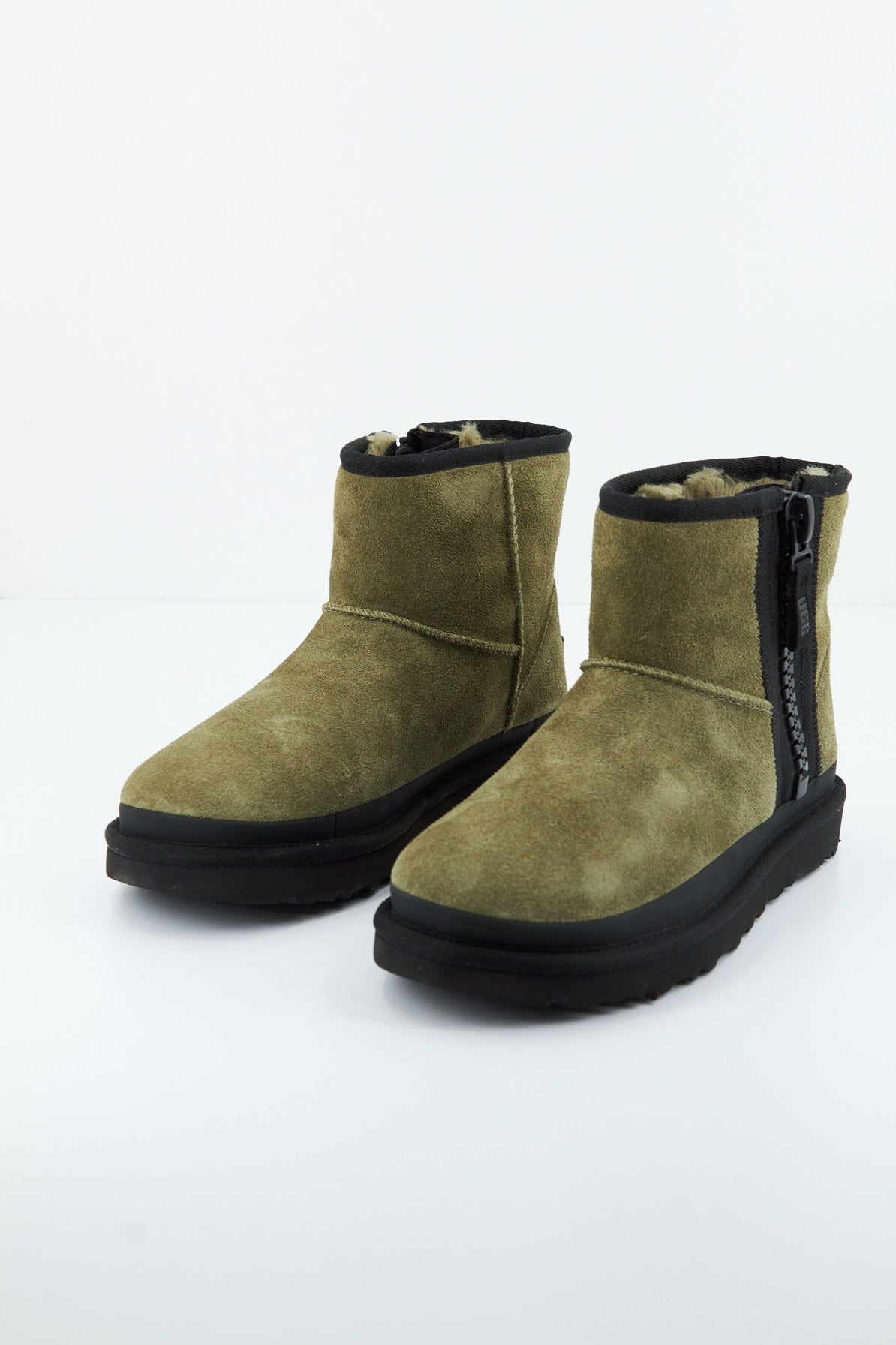 UGG W CLASSIC MINI ZIPPER TAPE en color VERDE (3)
