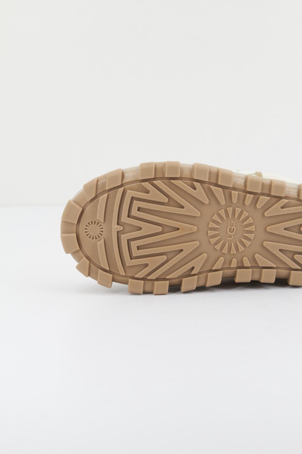 UGG K CLASSIC BRELLAH MINI en color BLANCO (4)