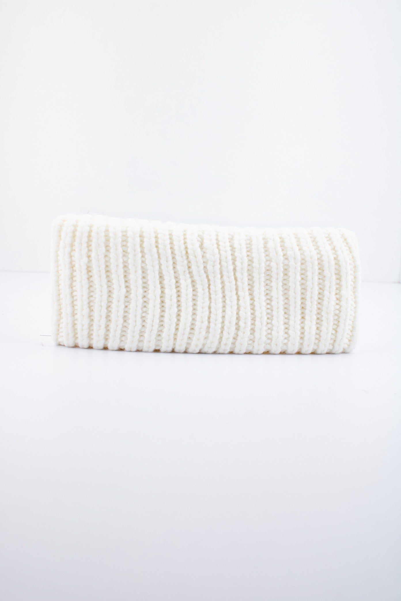 UGG W CHUNKY RIBBED HEADBAND en color BLANCO (2)