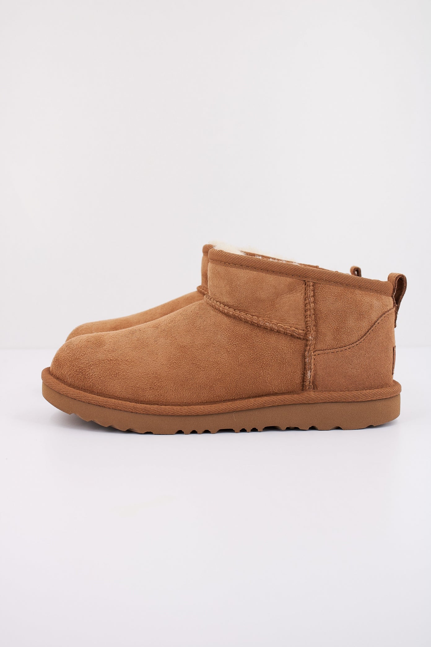 UGG CLASSIC ULTRA MINI en color MARRON (1)