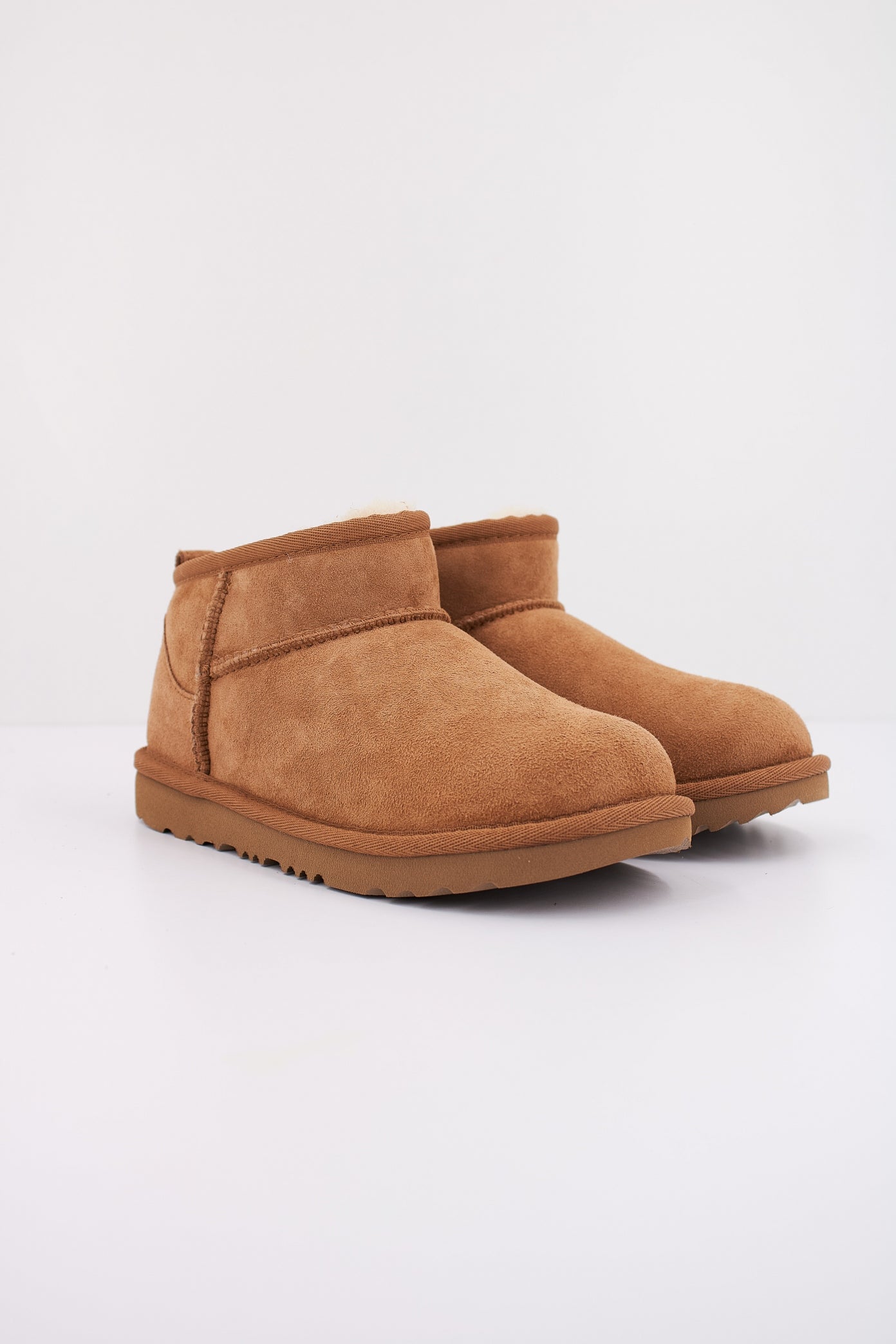 UGG CLASSIC ULTRA MINI en color MARRON (2)