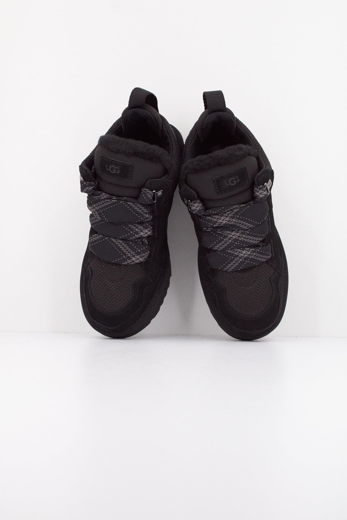UGG W LOWMEL en color NEGRO (3)