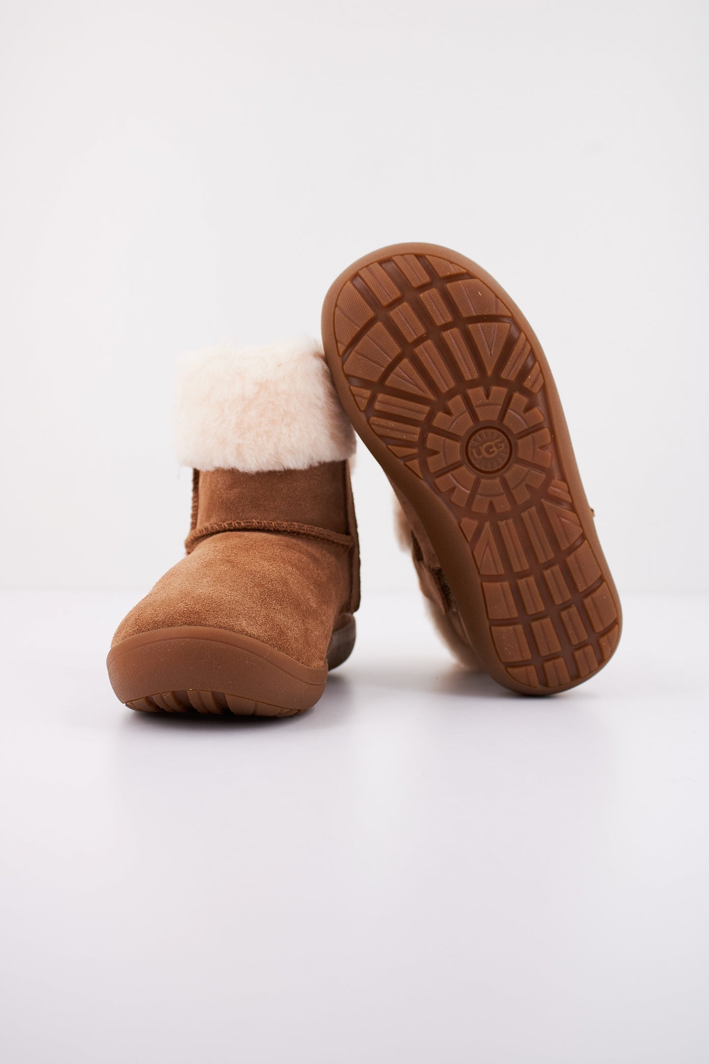 UGG SAMMEE en color MARRON (5)