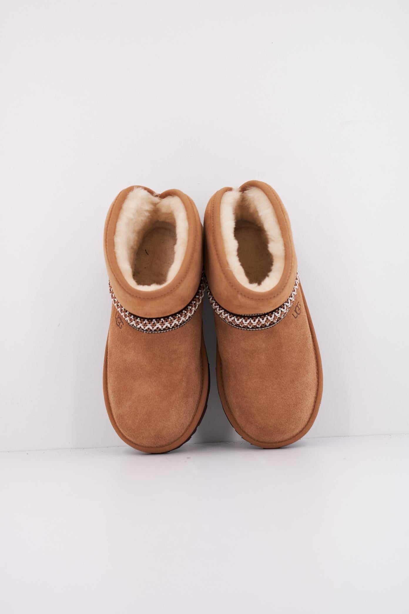 UGG CLASSIC MINI CRESCENT en color MARRON CLARO (3)