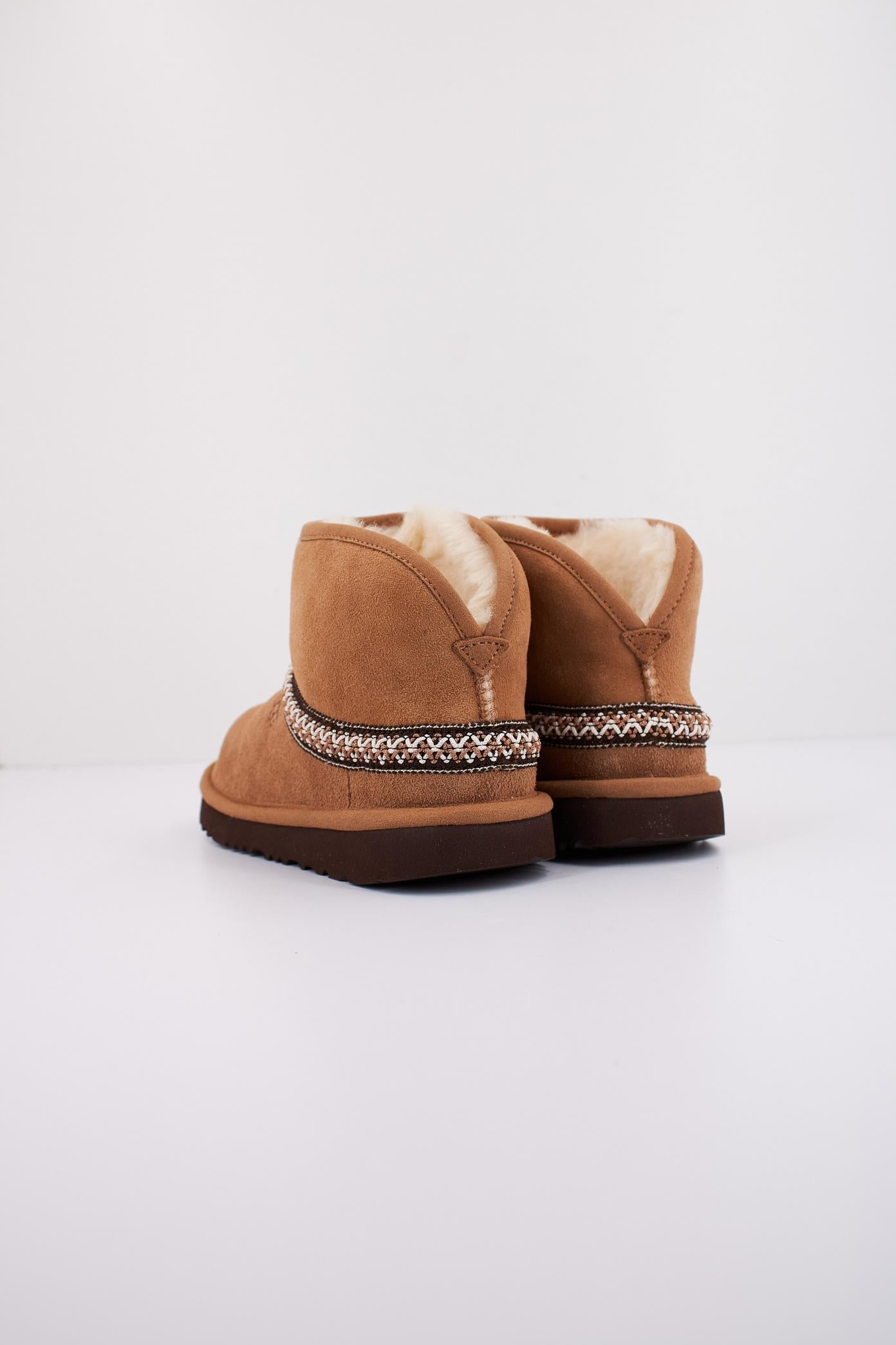 UGG CLASSIC MINI CRESCENT en color MARRON CLARO (4)