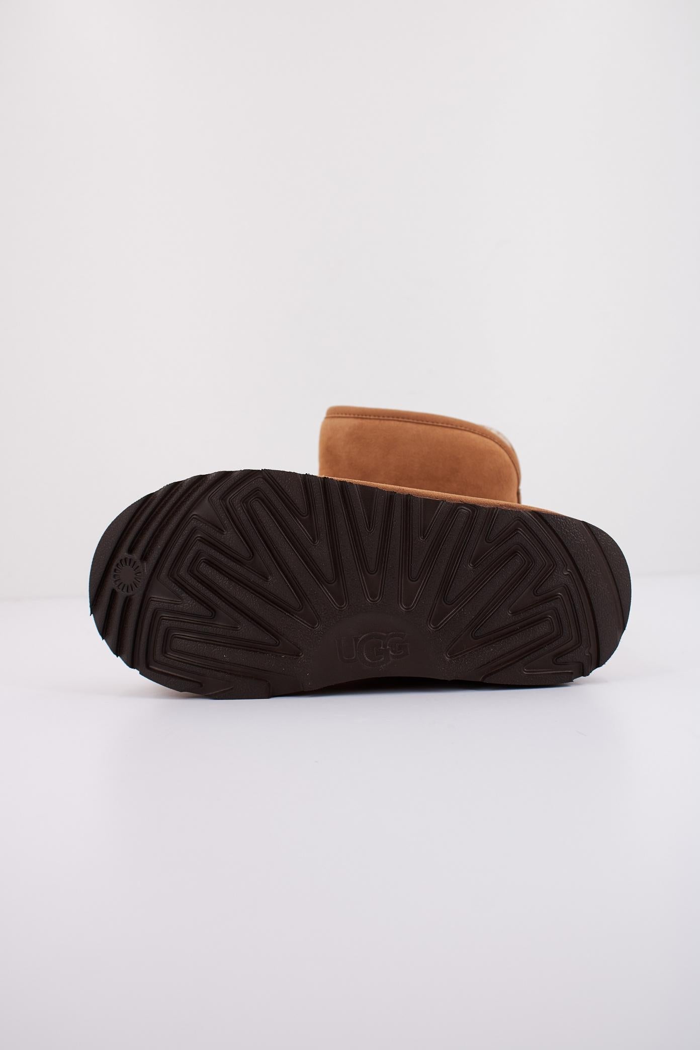 UGG CLASSIC MINI CRESCENT en color MARRON CLARO (5)