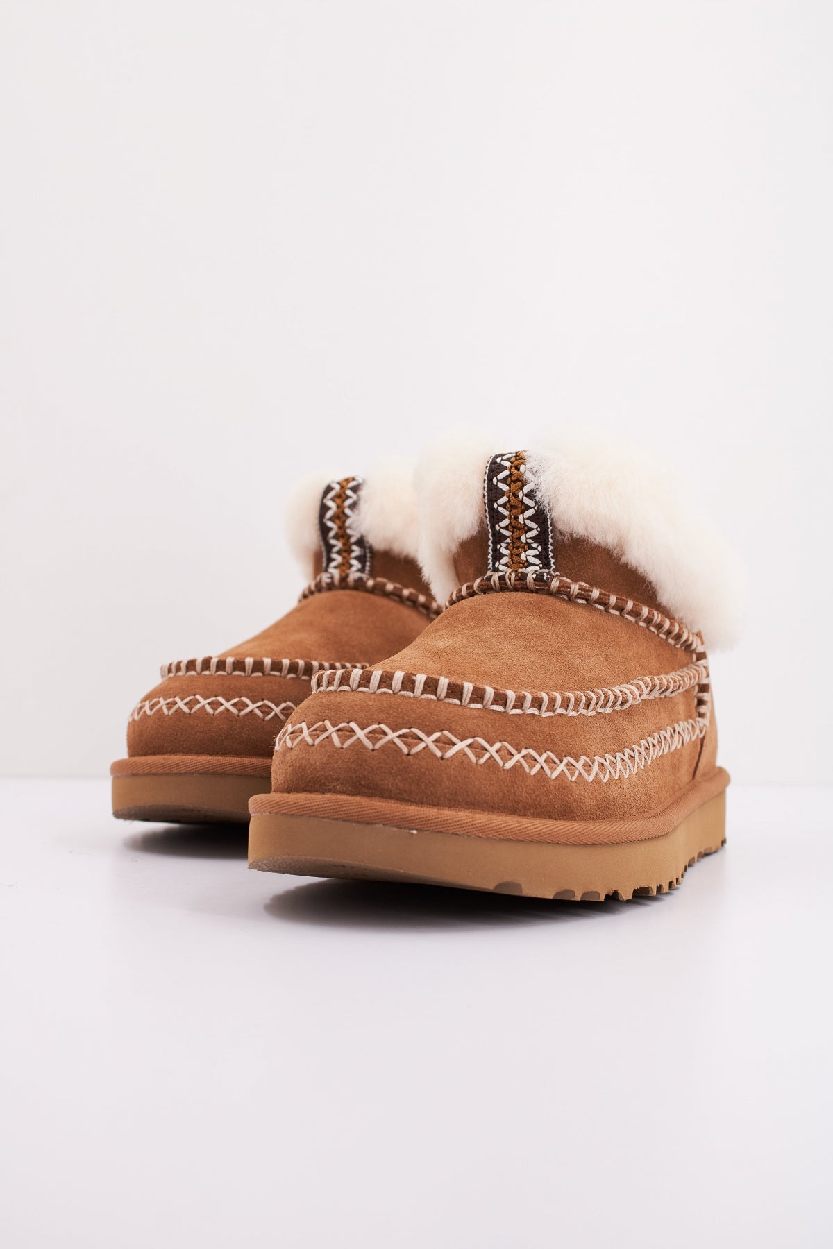UGG W CLASSIC ULTRA MINI ALPINE en color MARRON (2)