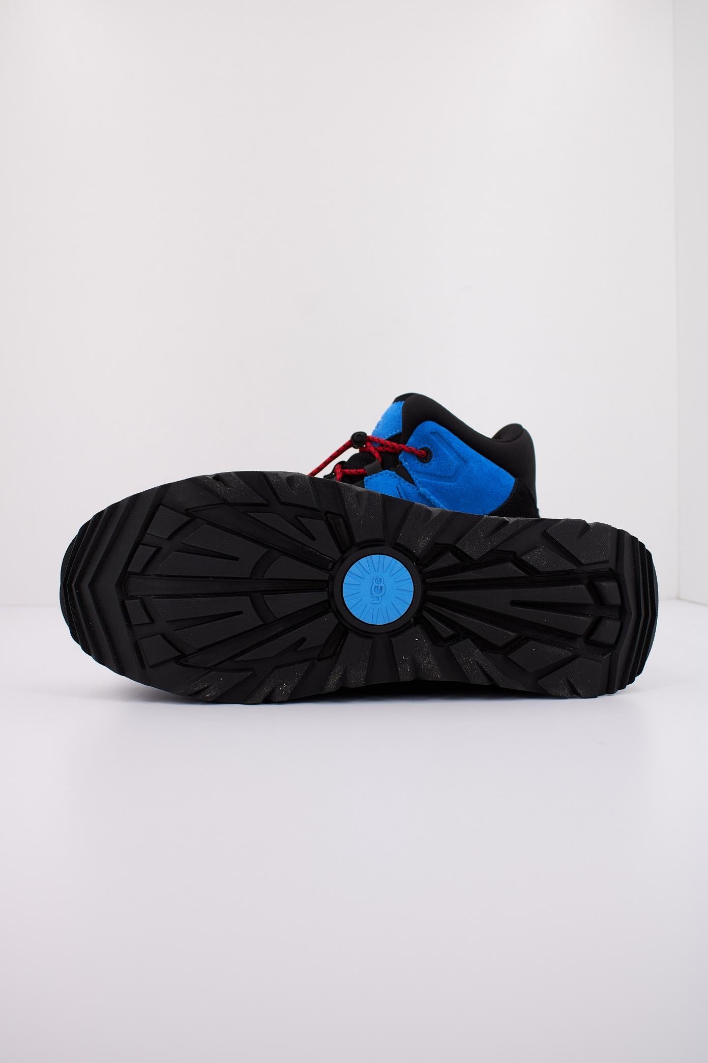 UGG M CAPTRAIL LOW en color AZUL (5)