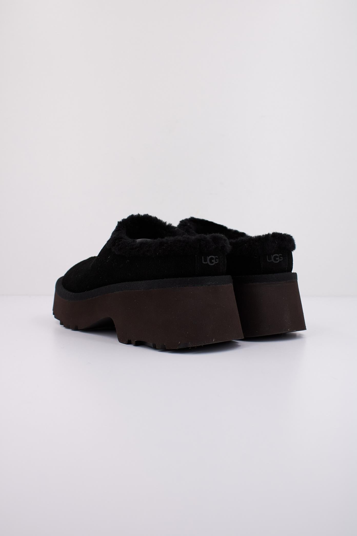 UGG NEW HEIGHTS COZY CLOG en color NEGRO (4)