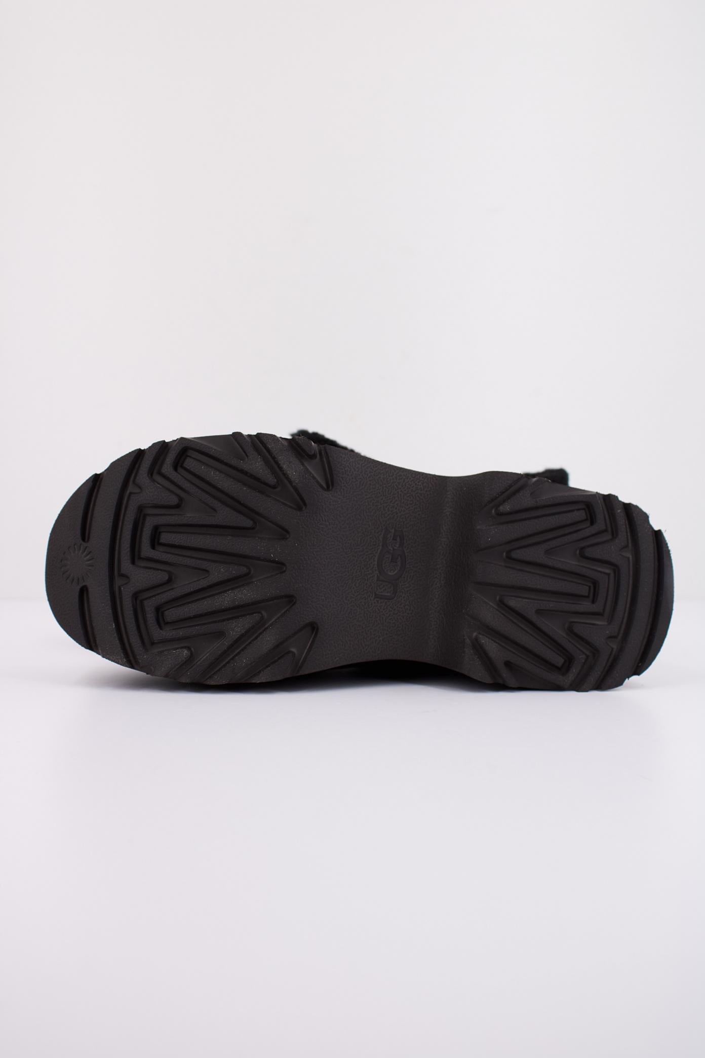 UGG NEW HEIGHTS COZY CLOG en color NEGRO (5)