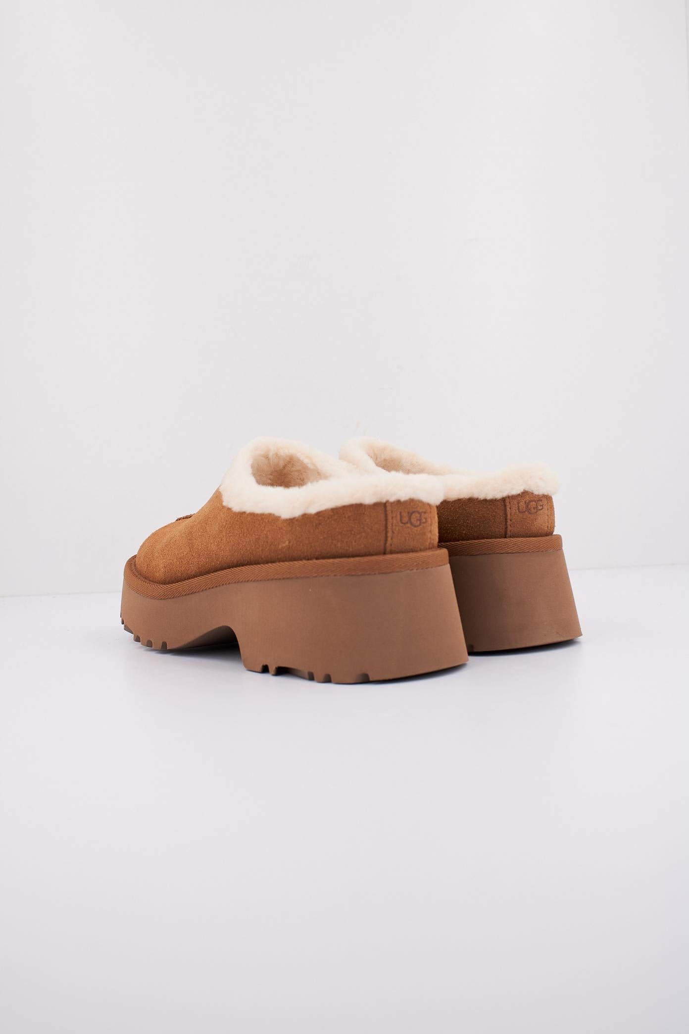 UGG NEW HEIGHTS COZY CLOG en color MARRON (4)