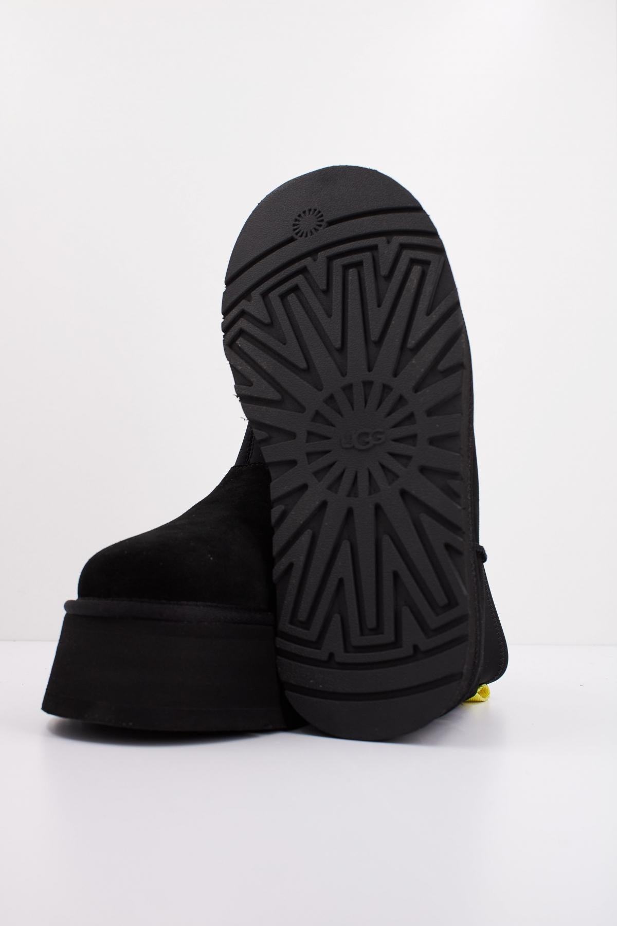 UGG CLASSIC MINI DIPPER en color NEGRO (5)