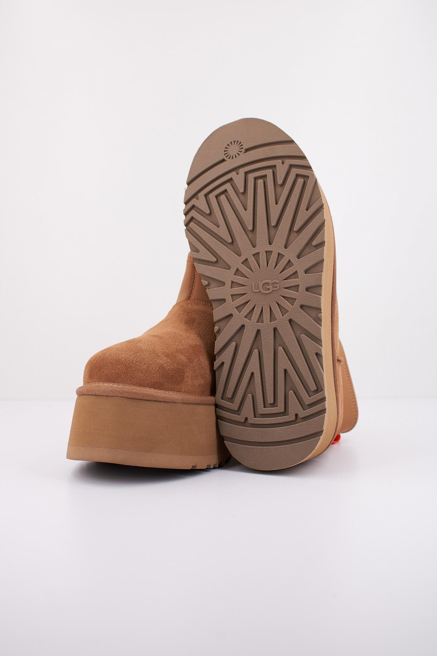 UGG CLASSIC MINI DIPPER en color MARRON (5)