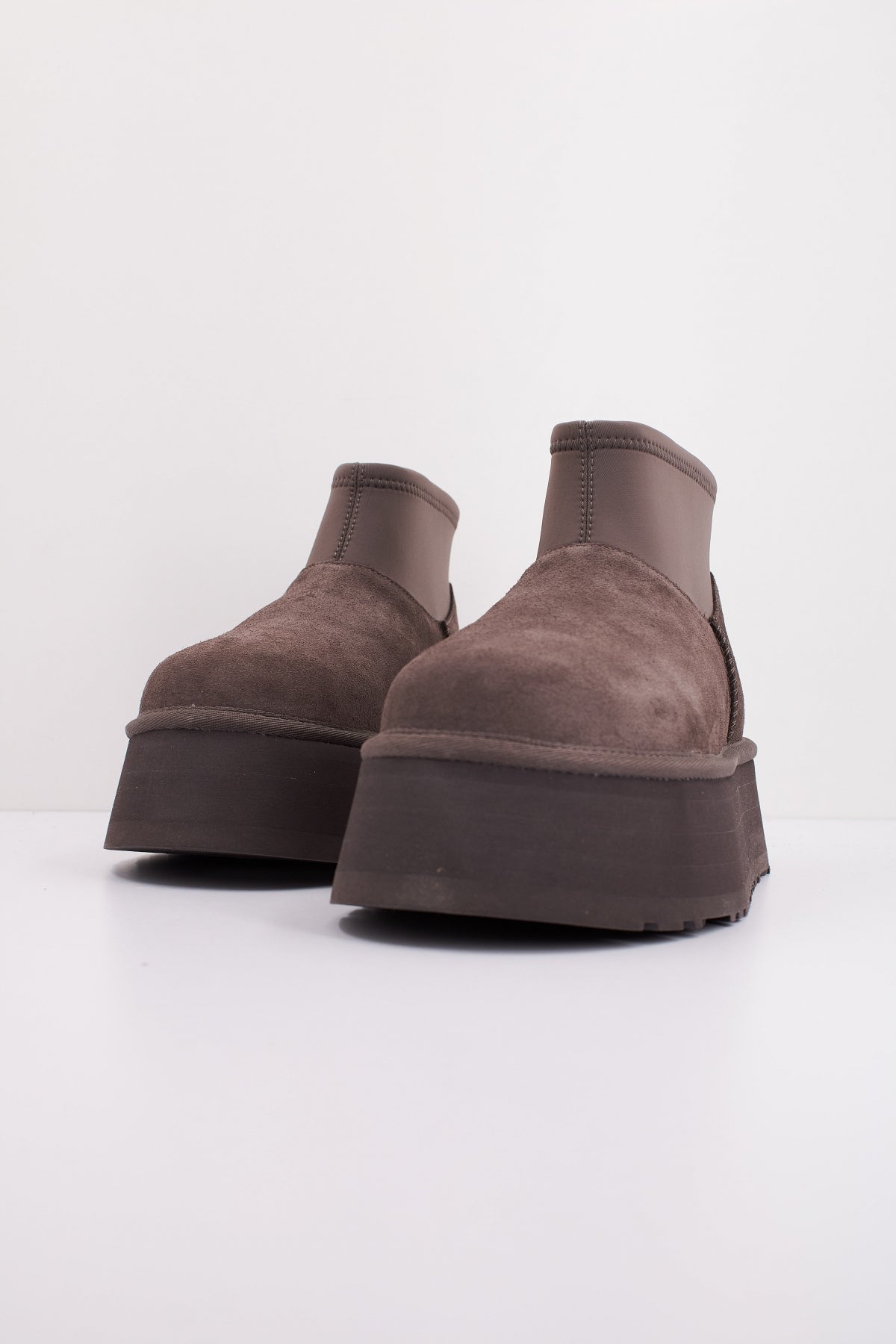 UGG CLASSIC MINI DIPPER en color GRIS (2)