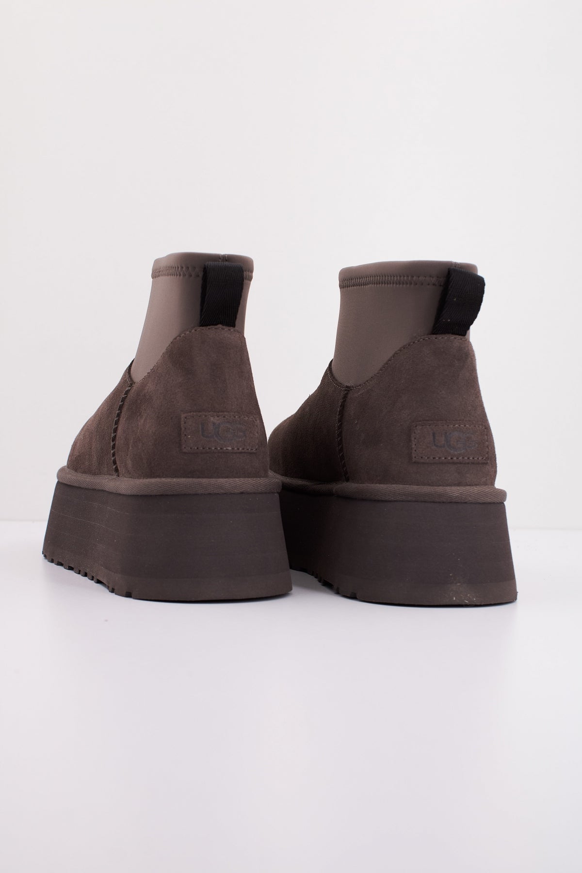 UGG CLASSIC MINI DIPPER en color GRIS (4)