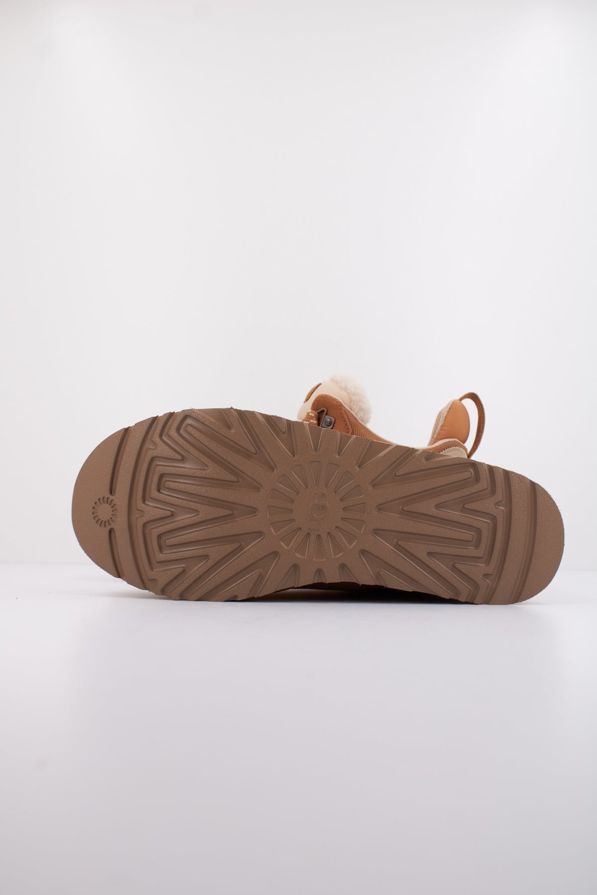 UGG M LOWMEL en color MARRON (5)